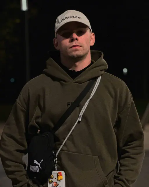 Павел в кепке, вечер